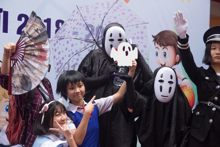 Trang trí mặt cho bé trai dịp lễ Halloween.