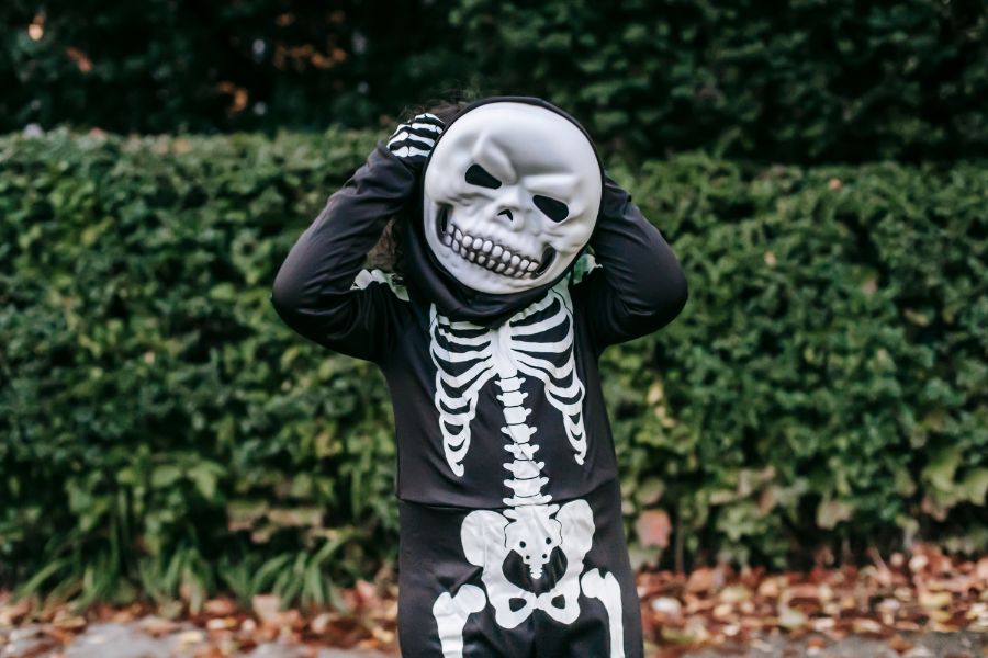 Biến hình cho bé trai giống thần chết trong lễ hội Halloween.