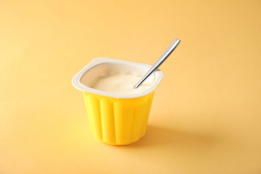 Một hộp sữa chua có khối lượng trung bình 180gr tương ứng khoảng 100-150 kcal.