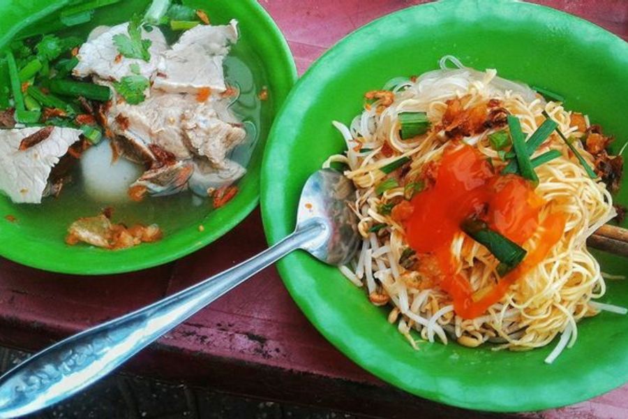 Hủ tiếu mì khô, món ăn quen thuộc trên đường phố Sài Gòn.