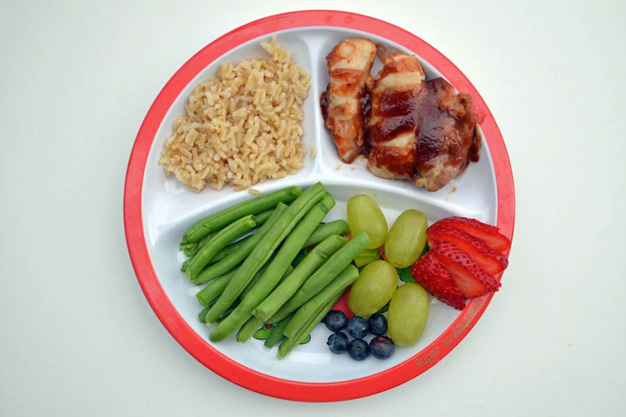 Cân đối khẩu phần ăn hàng ngày là phương pháp giảm cân an toàn và hiệu quả.