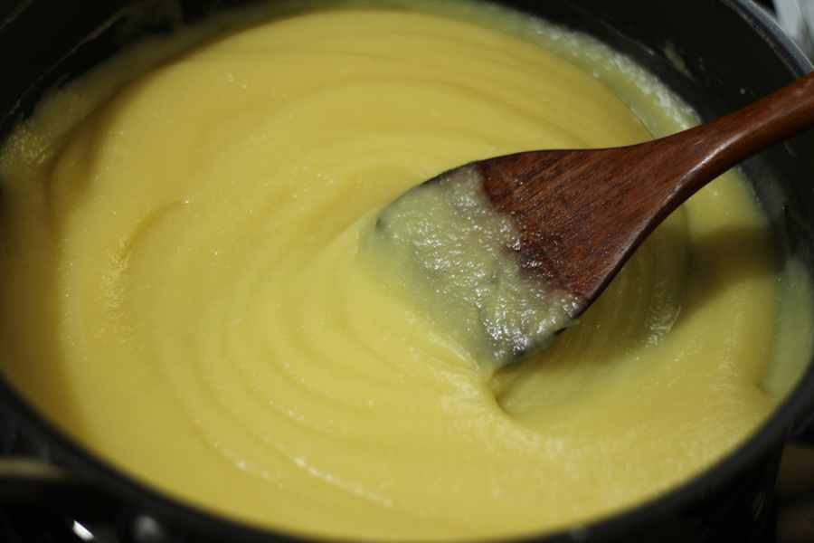 Cho bột bánh dẻo, sầu riêng và đậu sên đến khi sệt và cứng lại.