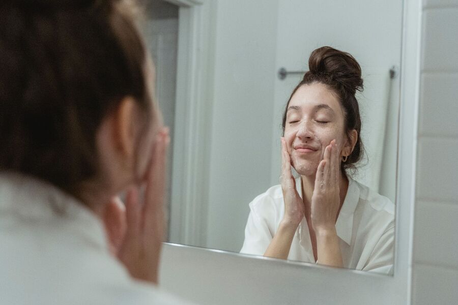 Làm sạch da mặt với sữa rửa mặt trước khi xông.