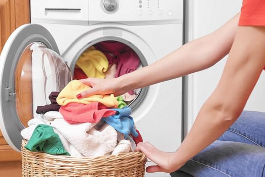 Hãy lấy quần áo ra ngay sau khi máy giặt hoàn thành chương trình giặt.