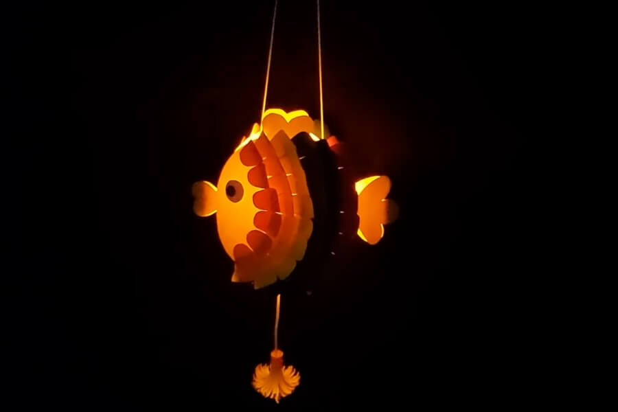Lồng đèn Trung thu con cá handmade xinh xắn cho bé.