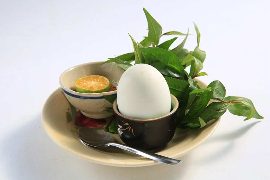 Nên kết hợp trứng vịt lộn với các loại gia vị như rau răm, gừng,… để cân bằng tính vị.