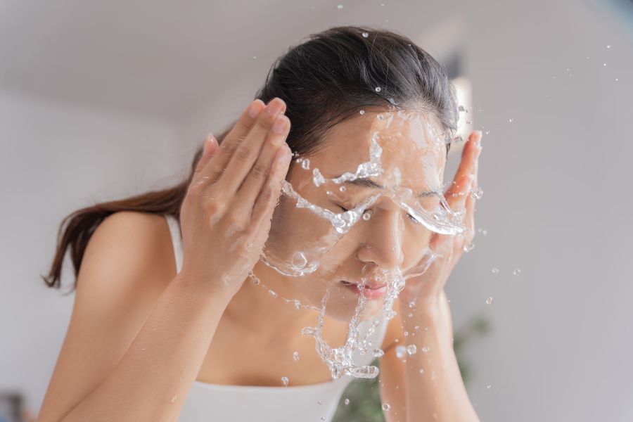 Rửa mặt hàng ngày là điều cần lưu ý khi thực hiện dưỡng trắng da tại nhà.