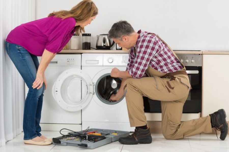 Kiểm tra triac trên bo mạch máy giặt bằng đồng hồ vạn năng khi máy Electrolux bị lỗi
