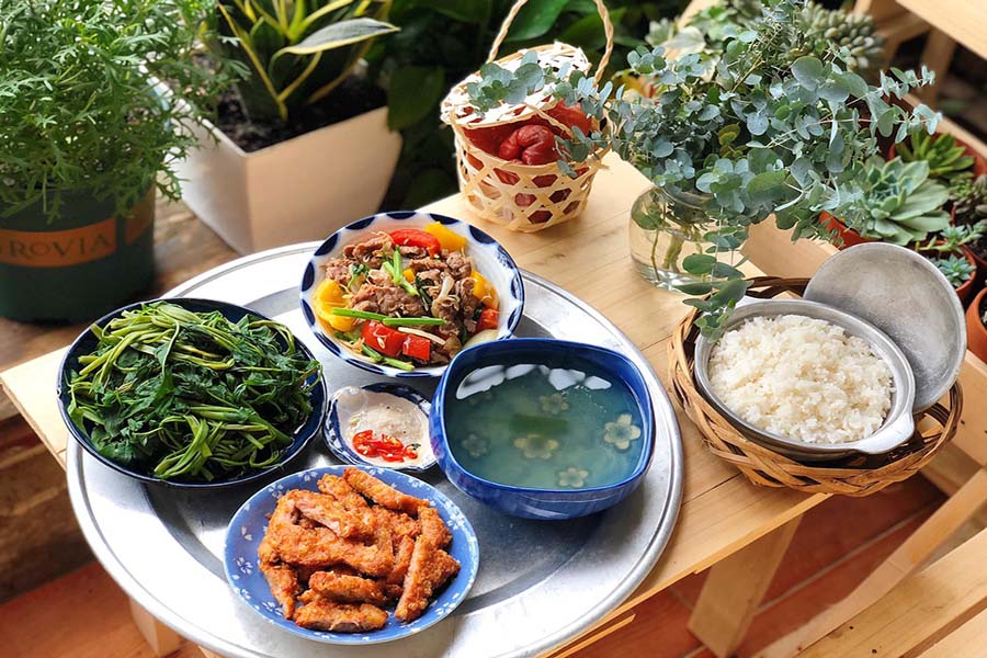 Cơm là nguồn lương thực chủ yếu có vai trò cung cấp năng lượng trong chế độ ăn uống thường ngày của người Việt.