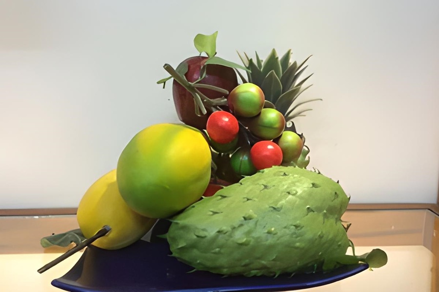 Mâm ngũ quả với các loại trái cây được xếp đơn giản thường được nhìn thấy phổ biến ở các gia đình miền Trung.