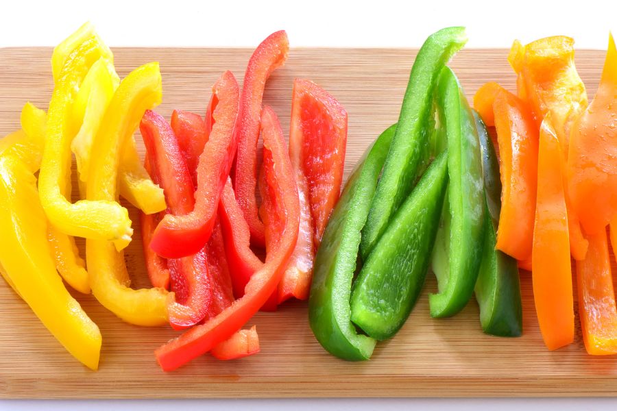 Nên thường xuyên thay đổi màu ớt chuông để cung cấp đủ dinh dưỡng và hỗ trợ giảm cân được hiệu quả.