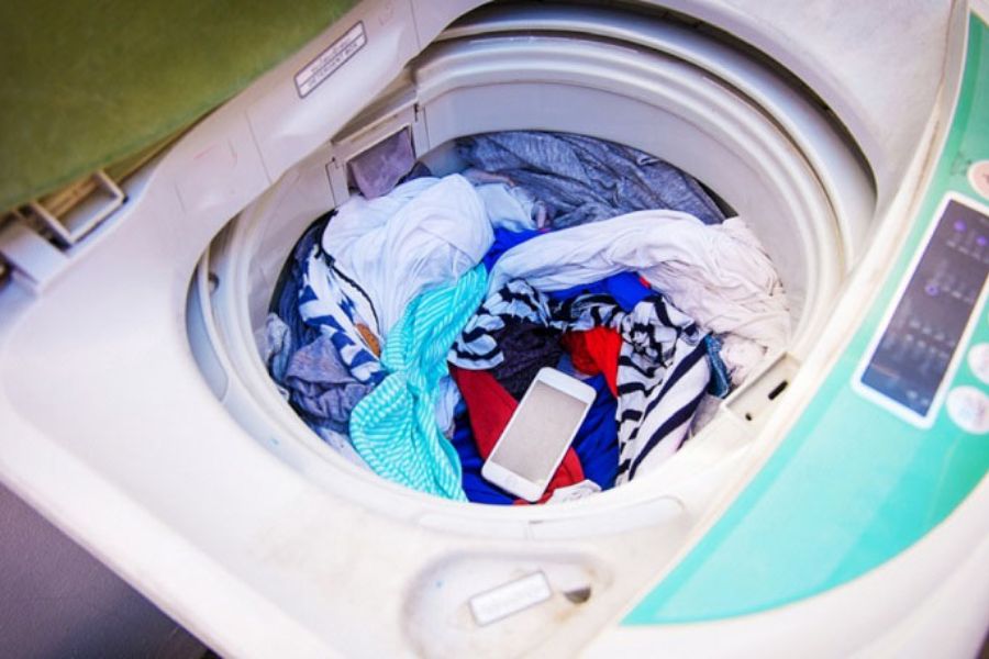 Không nên bỏ thêm quần áo vào lồng giặt khi máy đang hoạt động.