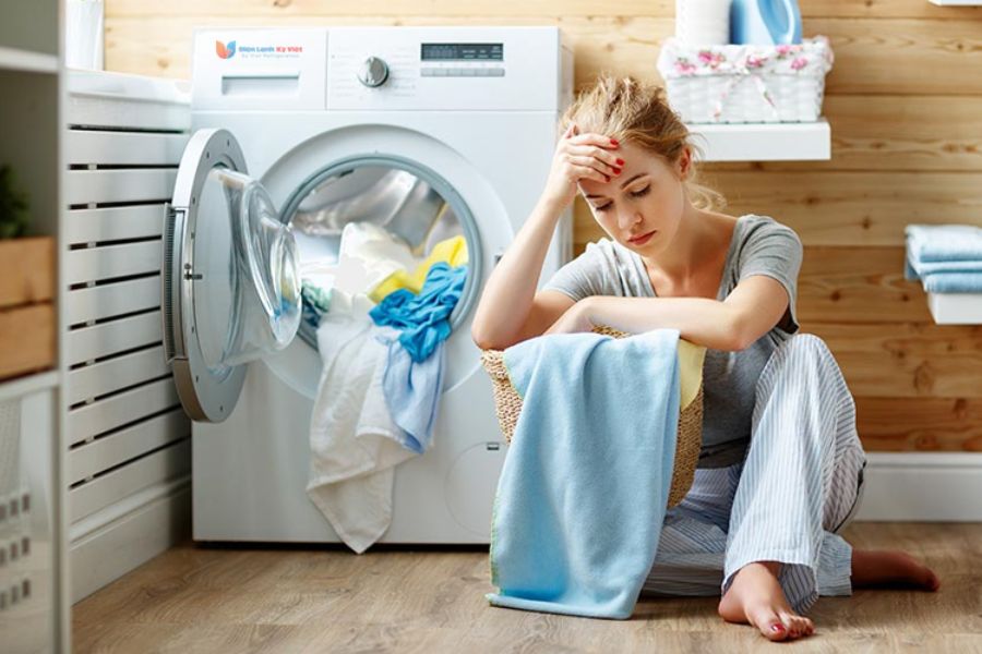 Cần vệ sinh và bảo dưỡng máy giặt định kỳ để loại bỏ bụi bẩn.