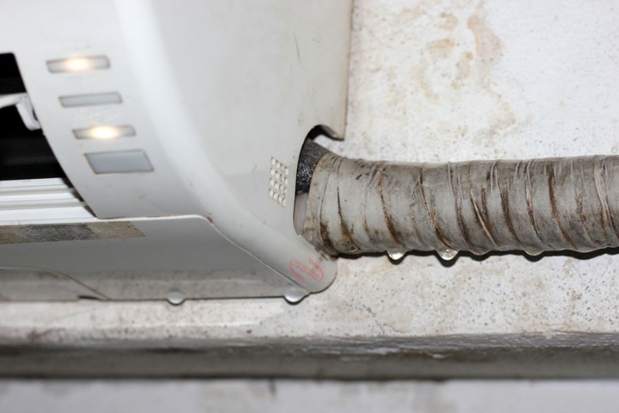 Kiểm tra chất lượng đường ống nước nếu máy lạnh bị rỉ nước.