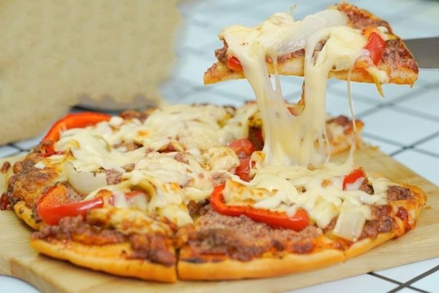 Bánh pizza mềm chứa đẫm các loại nhân vô cùng thơm ngon.