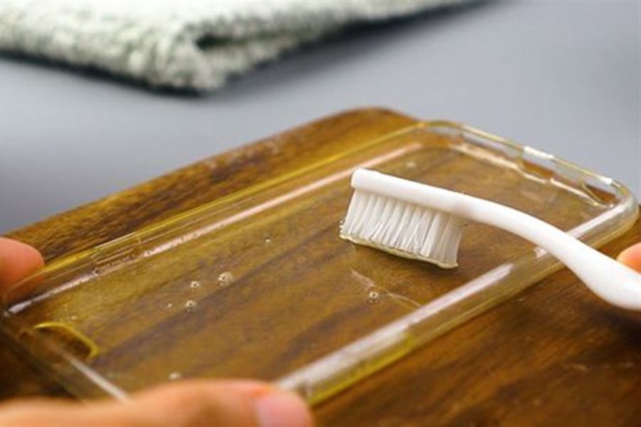 Sử dụng bàn chải hoặc khăn lau mềm để vệ sinh ốp.