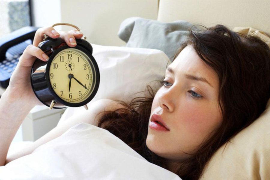 Ngủ đủ giấc để tránh làm cơ thể mệt mỏi trong thời kỳ ăn kiêng giảm cân.