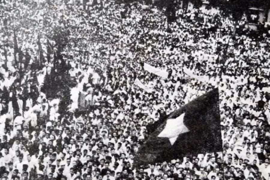 Người dân hào hứng, vui mừng tiến đến quảng trường Ba Đình ngày 2/9/1945.