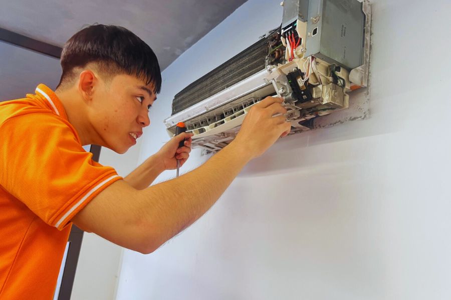 Nhờ nhân viên chuyên nghiệp lắp đặt máy lạnh để đảm bảo hiệu quả tối ưu.