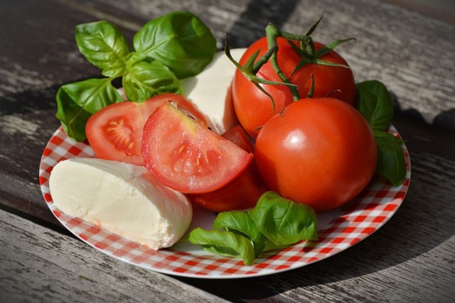 Những người bị bệnh liên quan đến dạ dày không nên ăn cà chua sống.