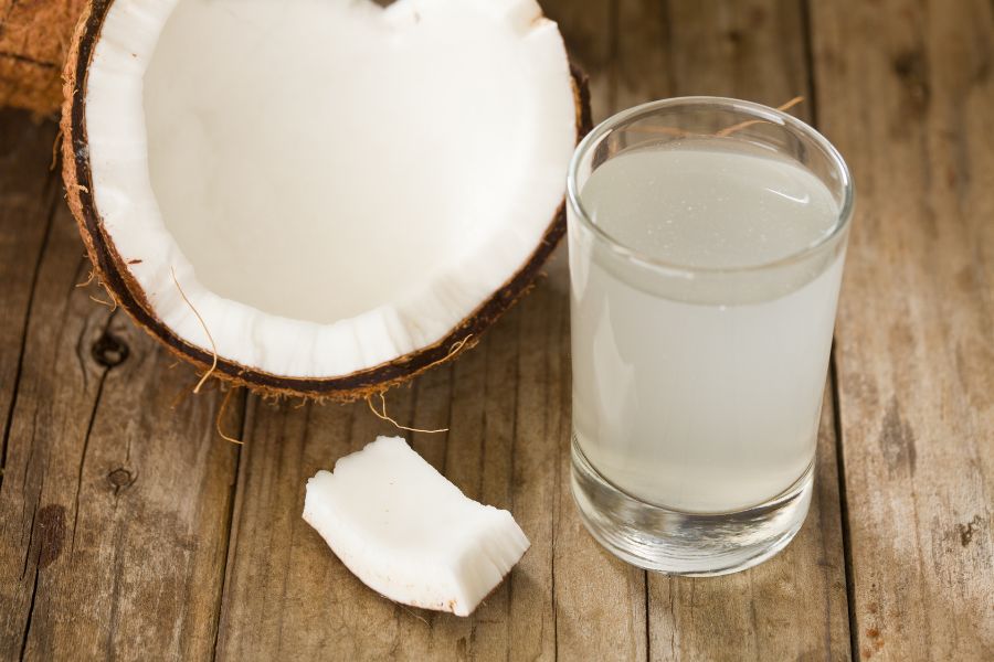 Nước dừa có nhiều dưỡng chất hỗ trợ làm trắng da.