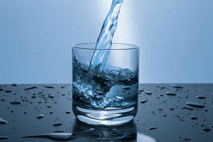 Uống đầy đủ nước trong quá trình giảm cân.