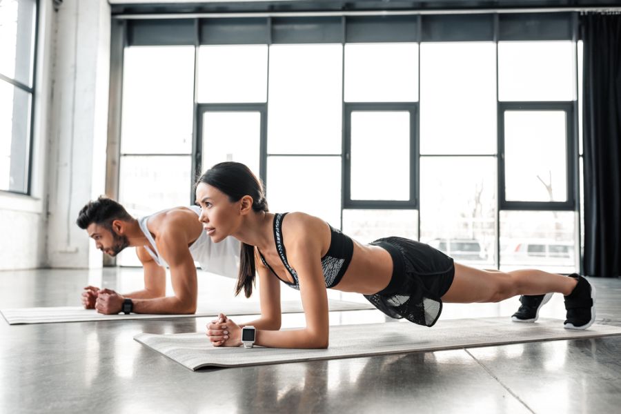 Plank là bài tập thể thao đơn giản hỗ trợ giảm cân cho cả nam và nữ.