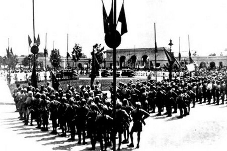 Quân đội Nhà nước xã hội chủ nghĩa Việt Nam tiến vào quảng trường Ba Đình ngày 2/9/1945.