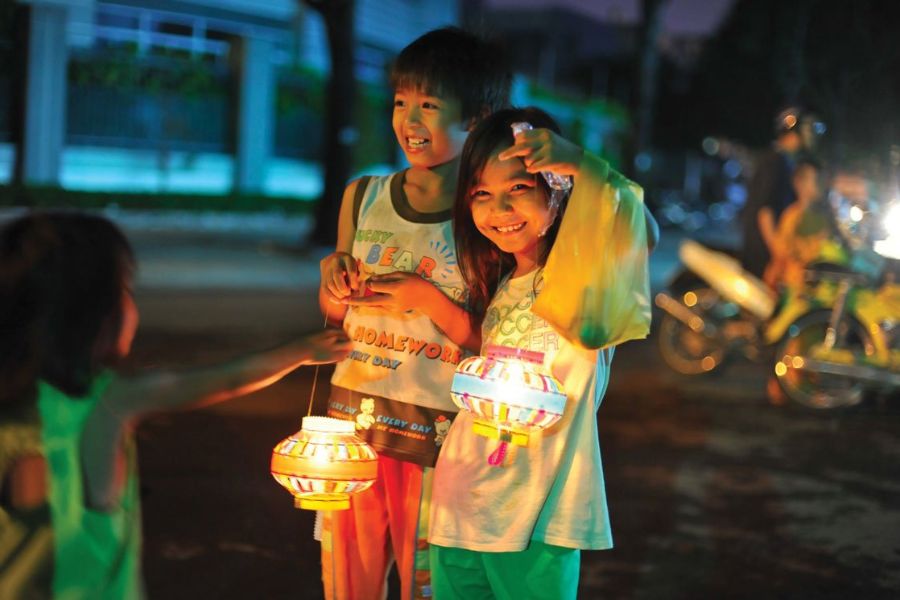 Trẻ em cùng nhau hát ca, rước đèn lồng khắp xóm làng vào ngày Trung thu.