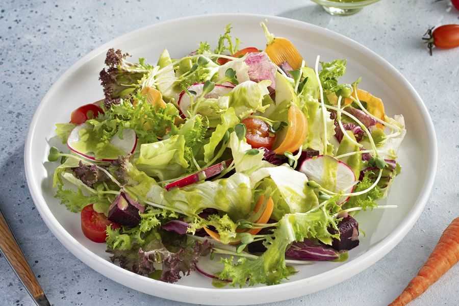 Bổ sung đa dạng dưỡng chất cho cơ thể bằng món salad.