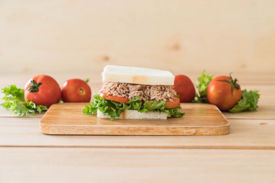 Sandwich cá ngừ hộp là món ăn đơn giản, thích hợp cho ngày bận rộn của bạn.
