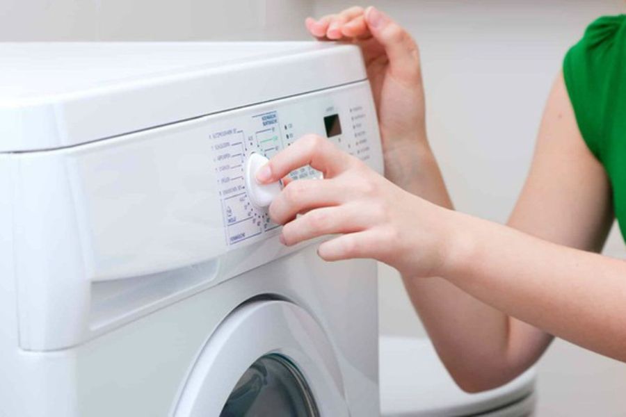 Sử dụng chế độ giặt tiêu chuẩn giúp làm sạch quần áo nhanh chóng và hiệu quả.