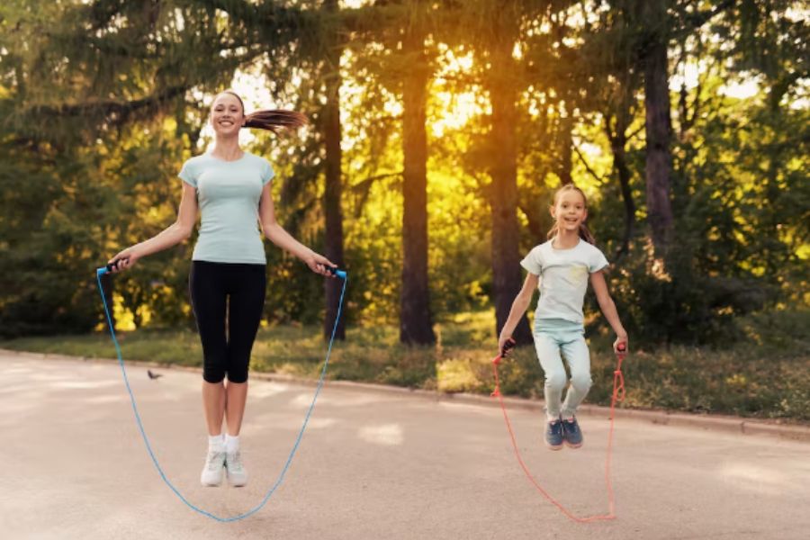 Bài tập aerobic nhảy dây giúp tăng sức bền cho cơ hông, chân.