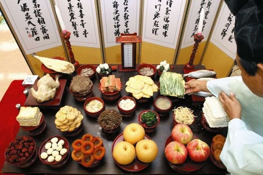 Mâm cơm cúng gia tiên truyền thống của người Hàn Quốc vào ngày lễ Trung thu.