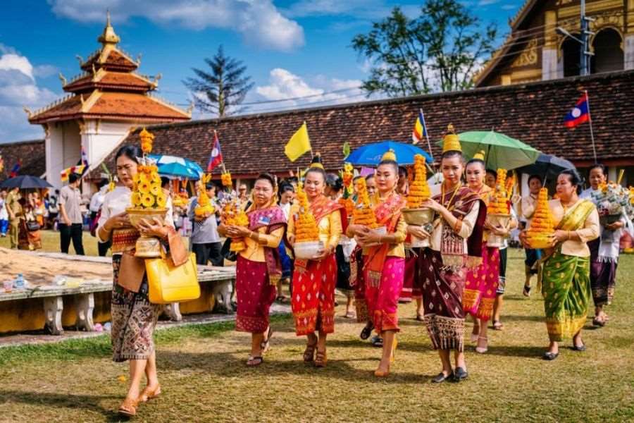 Vào ngày Trung thu, người dân Campuchia sẽ cùng đến đền thờ cúng bái, mong cầu những điều tốt lành.
