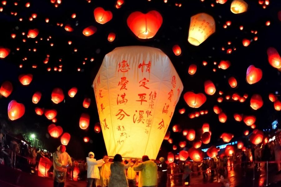 Thả đèn trời Tết Trung thu tại Trung Quốc mong cầu hạnh phúc.