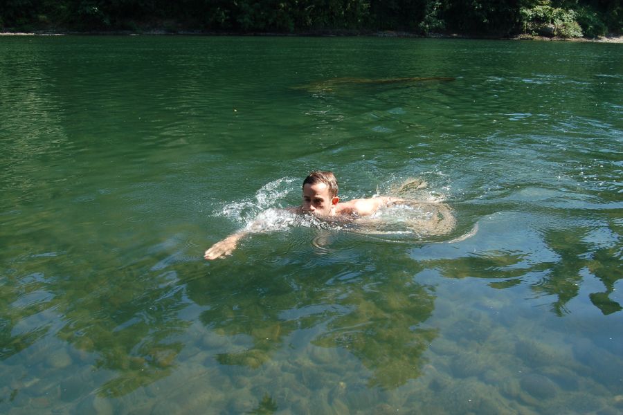 Tháng cô hồn kiêng gì: Nên tránh bơi lội, đến gần sông, suối, ao, hồ.