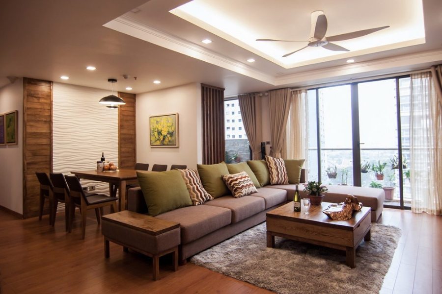 Thiết kế căn hộ với nội thất gỗ sang trọng và tối giản.