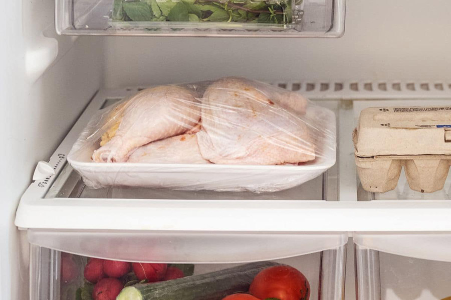 Nên bảo quản thịt gà trong tủ lạnh để đảm bảo giữ được tối đa sự tươi ngon và chất dinh dưỡng.