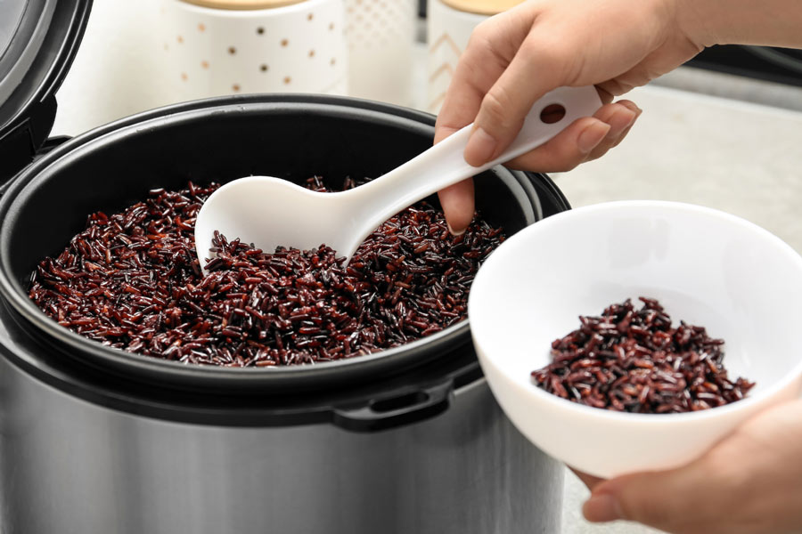Cơm gạo lứt đen khi nấu chín xốp và bùi, mang lại cảm giác no lâu hơn so với cơm trắng.