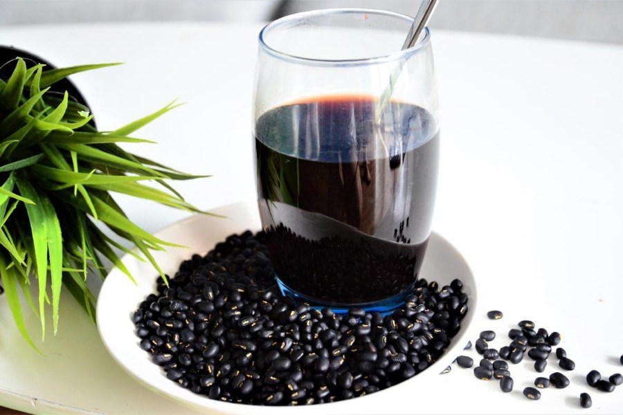 Nấu đậu đen cùng nước lọc để có hỗn hợp uống giảm cân hiệu quả.