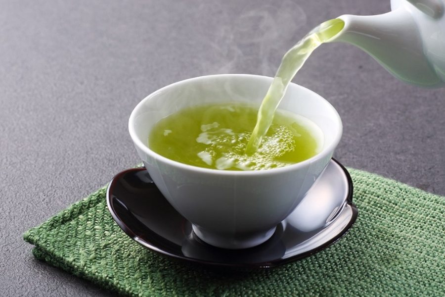 Nước trà xanh hỗ trợ thanh lọc cơ thể.