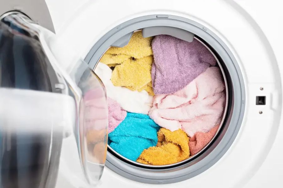 Bạn nên trải đều quần áo vào chính giữa để hạn chế tình trạng xuất hiện lỗi U3 trên máy giặt Sanyo.