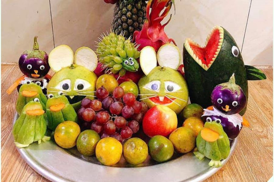 Mâm cỗ Trung Thu kết hợp bằng các loại trái cây với tạo hình đẹp mắt.