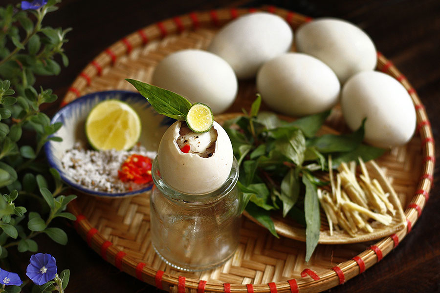 1 quả trứng vịt lộn (70g) sẽ cung cấp cho cơ thể khoảng 130 calo.