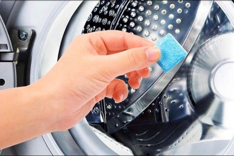 Lựa chọn chế độ tự vệ sinh lồng giặt giúp thiết bị loại bỏ bụi bẩn và cặn thừa.
