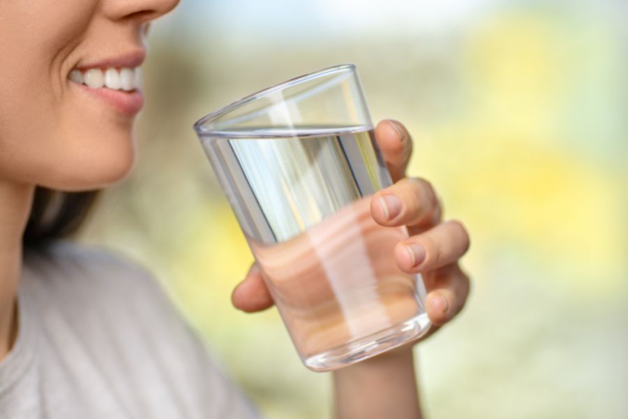 Uống đủ nước để cung cấp độ ẩm cho da.