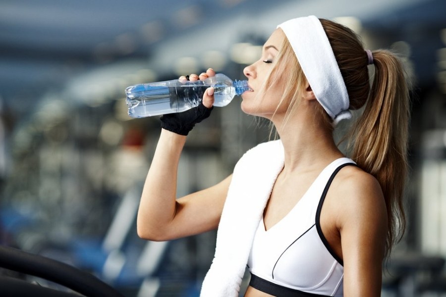 Bổ sung đầy đủ nước cho cơ thể trong quá trình tập luyện.