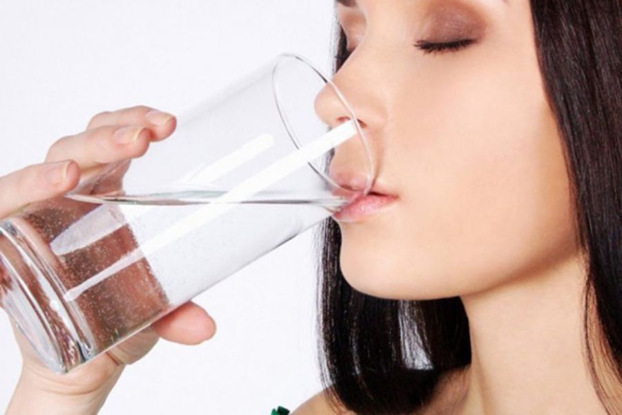 Uống nhiều nước để duy trì làn da khỏe mạnh, căng mịn.