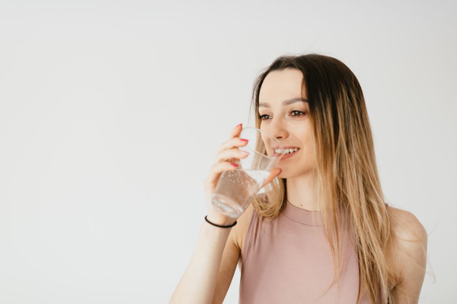 Uống nước 19h - 20h giúp tạo cảm giác no, hạn chế ăn quá nhiều vào bữa tối.